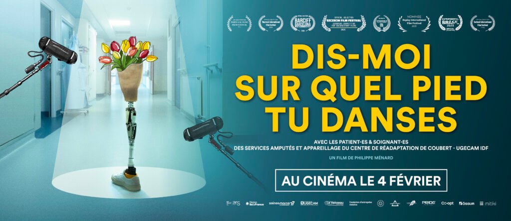 Bannière de film sur fond de couloir d’hôpital baigné d’une lumière bleu-vert. Au centre, sous un projecteur, se tient une prothèse de jambe chaussée d’une basket blanche ; à la place du haut du corps, un bouquet de tulipes multicolores sort d’un pot. Deux micros de reportage encadrent la scène, l’un à gauche, l’autre à droite, comme pour une interview. À droite, en grandes lettres jaunes, le titre : « DIS-MOI SUR QUEL PIED TU DANSES ». En dessous : « Avec les patient·es & soignant·es des services amputés et appareillage du centre de réadaptation de Coubert – Ugecam IDF. Un film de Philippe Ménard ». En bas : « AU CINÉMA LE 4 FÉVRIER ». En haut, plusieurs lauriers de sélections et récompenses de festivals sont alignés.